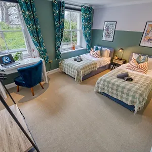 2 Bedroom Stylish Spacious Apt, Sleeps 6, Central Cheltenham, With Free Parking - By Blue Puffin , Cheltenham United Kingdom
